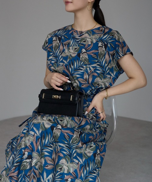 PREFERIR(プレフェリール)の「【真夏に映える】リーフ柄ロングワンピース/涼しげ/エスニック&リゾートテイスト(ワンピース・レディース・ネイビー/イエロー・MEDIUM/LARGE)」の7枚目の写真