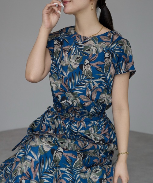 PREFERIR(プレフェリール)の「【真夏に映える】リーフ柄ロングワンピース/涼しげ/エスニック&リゾートテイスト(ワンピース・レディース・ネイビー/イエロー・MEDIUM/LARGE)」の8枚目の写真