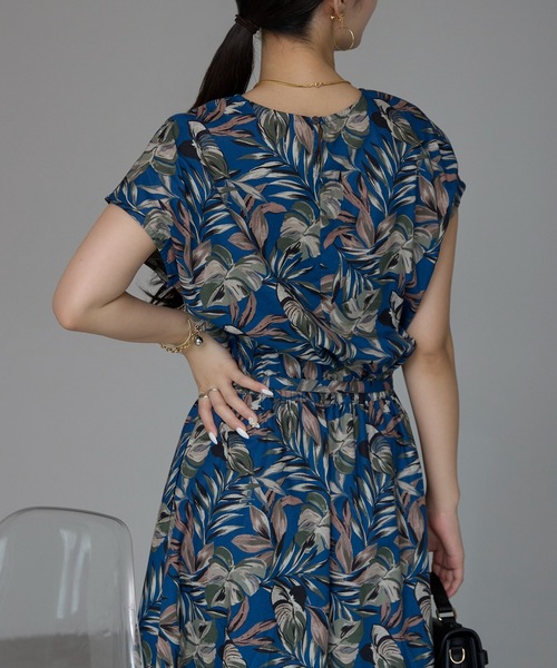 PREFERIR(プレフェリール)の「【真夏に映える】リーフ柄ロングワンピース/涼しげ/エスニック&リゾートテイスト(ワンピース・レディース・ネイビー/イエロー・MEDIUM/LARGE)」の10枚目の写真