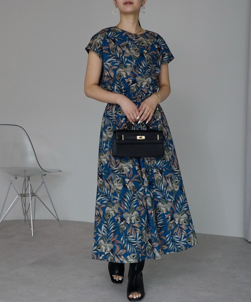 PREFERIR(プレフェリール)の「【真夏に映える】リーフ柄ロングワンピース/涼しげ/エスニック&リゾートテイスト(ワンピース・レディース・ネイビー/イエロー・MEDIUM/LARGE)」の11枚目の写真