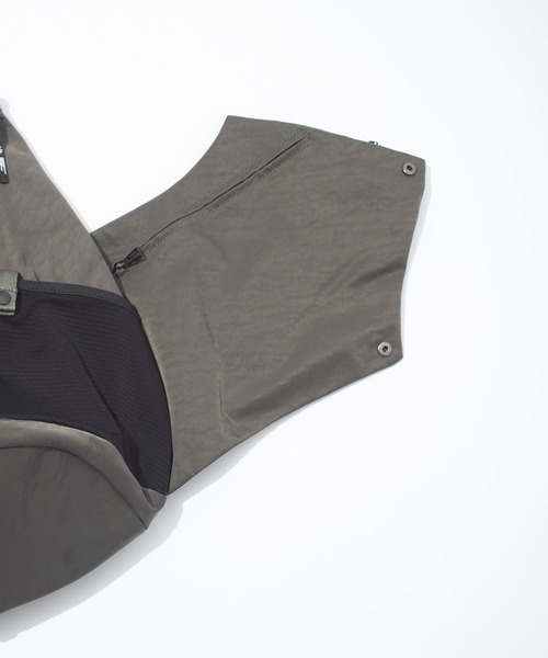 F/CE. （エフシーイー）の「F/CE. TEXTURED TWILL 3 POINTS SLINGER BAG / エフシーイー テクスチャードツイルスリーポイントスリンガーバッグ（ショルダーバッグ・メンズ・ブラック/チャコール・FREE）」の6枚目の写真