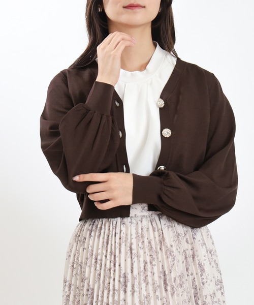 ASTORIA ODIER（アストリアオディール）の「アソート装飾ボタンVネックカーディガン（カーディガン/ボレロ・レディース・ブラウン/アイボリー/ブラック/ワイン・MEDIUM）」の3枚目の写真