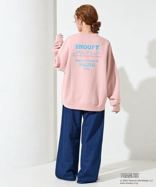 FREAK'S STORE(フリークスストア)の「限定展開 PEANUTS/ピーナッツ 別注 バックプリント クルーネックスウェット/スヌーピー(スウェット・メンズ・アッシュグレー/ネイビー/ピンク/スミクロ・MEDIUM/LARGE/SMALL)」の11枚目の写真