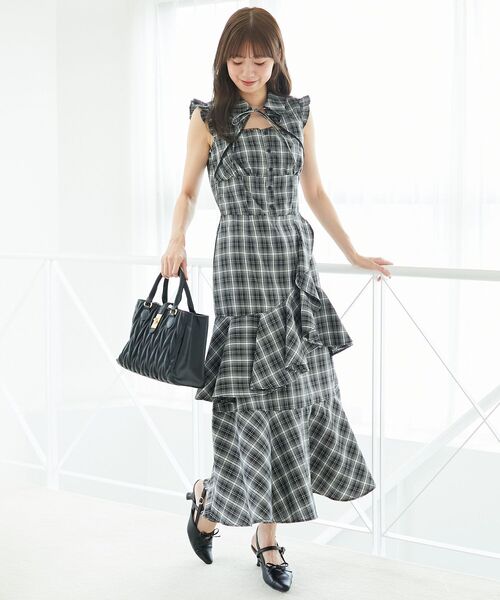 MAJESTIC LEGON（マジェスティックレゴン）の「デコルテオープンノースリロングワンピ（ワンピース・レディース・ブラック/オフホワイト/ブラック系その他・MEDIUM/SMALL）」の16枚目の写真