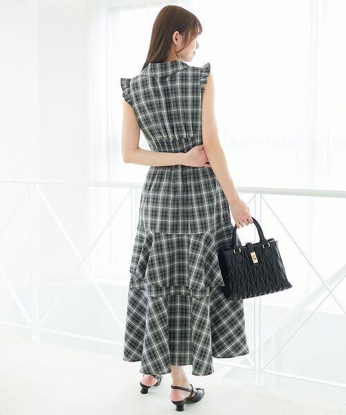 MAJESTIC LEGON（マジェスティックレゴン）の「デコルテオープンノースリロングワンピ（ワンピース・レディース・ブラック/オフホワイト/ブラック系その他・MEDIUM/SMALL）」の17枚目の写真