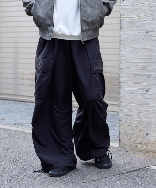 PUMA(プーマ)の「PUMA/プーマ× RIPNDIP/リップンディップ EXTREME CARGO PANTS オーバーサイズ カーゴパンツ(カーゴパンツ・メンズ・ブラック/ブロンズ・L/XL/M)」の1枚目の写真