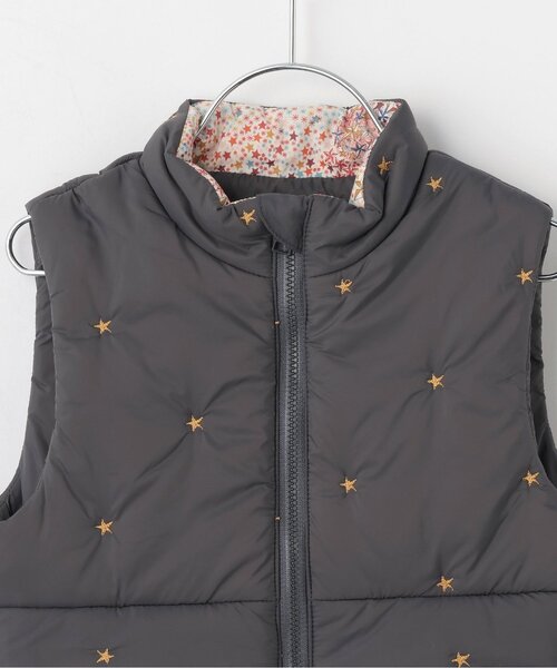 sense of wonder（センスオブワンダー）の「リバティアデラジャ星刺しゅうベスト（ベスト・キッズ・レンガ/ブルー/チャコール・110cm/120cm/80ｃｍ/90cm/100cm）」の5枚目の写真