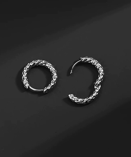 almo(アルモ)の「EK438/デザインフープリングペアピアス/メンズ/両耳用(NEZ)(ピアス(両耳用)・メンズ・シルバー・FREE)」の4枚目の写真