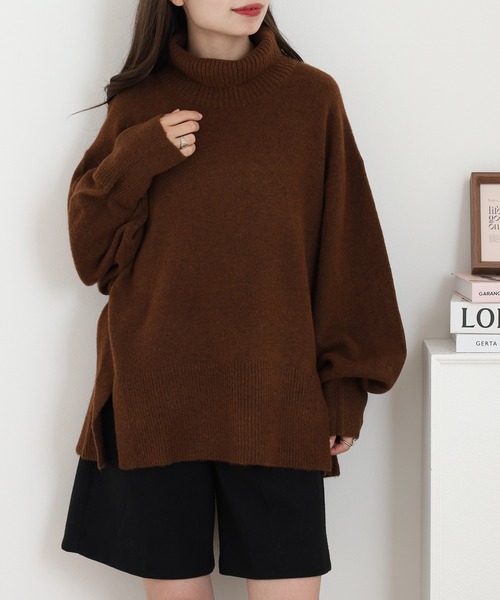 OMNES(オムネス)の「もっちり袖ボリュームハイネックプルオーバーニット(ニット/セーター・レディース・ブラウン・FREE)」の3枚目の写真