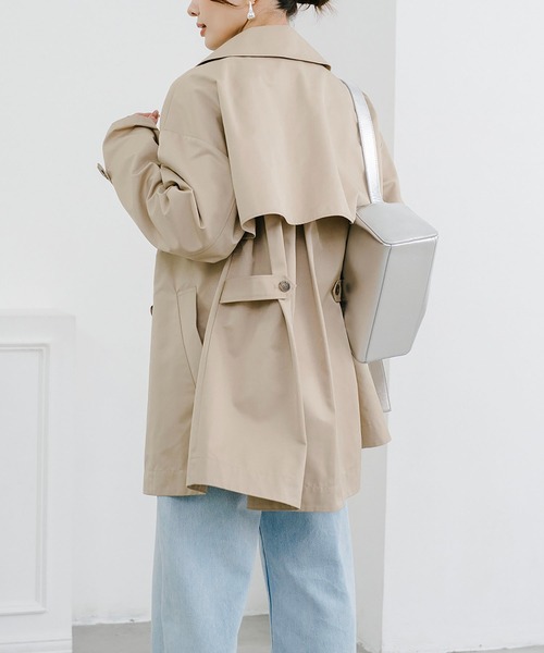 Emma Taylor(エマテイラー)の「バックフレアミドルトレンチコート(トレンチコート・レディース・ブラック/ベージュ・FREE)」の4枚目の写真