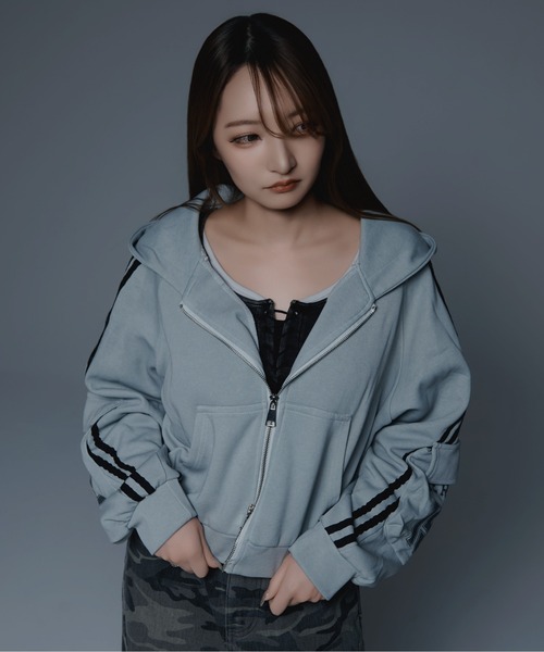 .KOM(ドットコム)の「『.KOM/ドットケーオーエム』ラインデザインジップパーカー【GC】(パーカー・レディース・グレー/ブラック/ベージュ・FREE)」の1枚目の写真