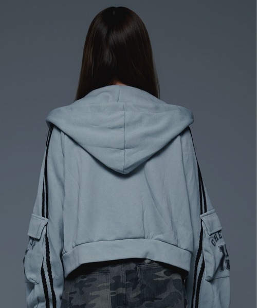 .KOM(ドットコム)の「『.KOM/ドットケーオーエム』ラインデザインジップパーカー【GC】(パーカー・レディース・グレー/ブラック/ベージュ・FREE)」の8枚目の写真