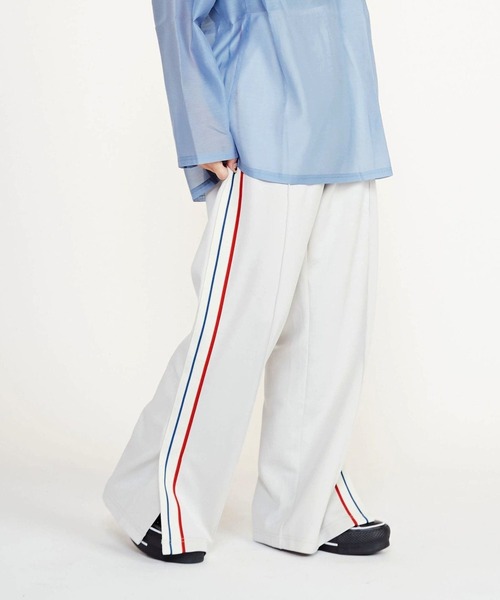 CONVERSE TOKYO（コンバーストウキョウ）の「SIDE LINE LOOSE TRACK PANTS（その他パンツ・レディース・ライトグレー/チャコールグレー/オリーブ/ブラック・MEDIUM/LARGE/SMALL）」の3枚目の写真