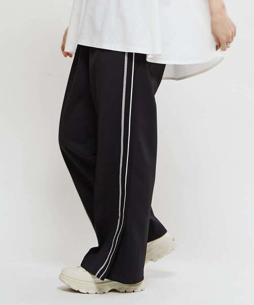 CONVERSE TOKYO（コンバーストウキョウ）の「SIDE LINE LOOSE TRACK PANTS（その他パンツ・レディース・ライトグレー/チャコールグレー/オリーブ/ブラック・MEDIUM/LARGE/SMALL）」の2枚目の写真