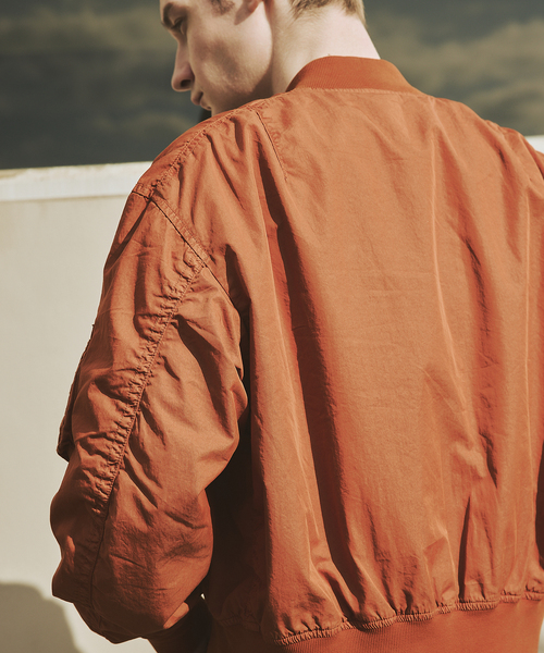 JOURNAL STANDARD（ジャーナルスタンダード）の「オーバー フィット ライト ボンバー ガーメントダイ ブルゾン（MA-1・メンズ・オレンジ/ブラック系その他/ライトブルー・LARGE/MEDIUM）」の14枚目の写真