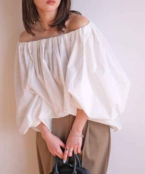 AKTE（アクテ）の「オフショルダーボリュームブラウス（シャツ/ブラウス・レディース・ブラック/ホワイト・FREE）」の2枚目の写真