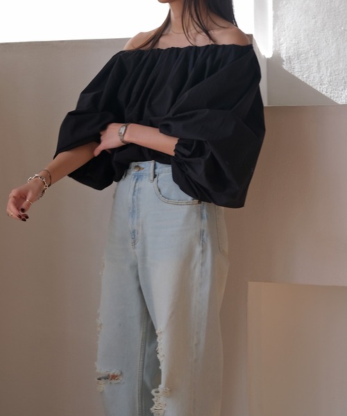 AKTE（アクテ）の「オフショルダーボリュームブラウス（シャツ/ブラウス・レディース・ブラック/ホワイト・FREE）」の5枚目の写真