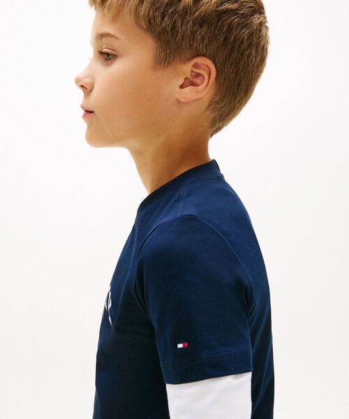 TOMMY HILFIGER(トミーヒルフィガー)の「BOYS モノグラムグラフィックTシャツ(Tシャツ/カットソー・キッズ・レッド/ホワイト/マルチ/ブルー・150cm/130cm/160cm/140cm/120cm)」の5枚目の写真
