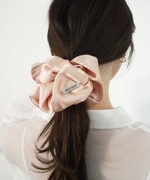 ISOOK（アイスー）の「サテンシュシュ / 大きめ きれいめ シンプル シルバーパーツ チャーム付き　春　ピンク　アイボリー　ブラック　プレート（シュシュ）」