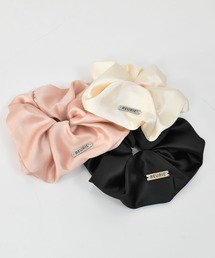 ISOOK（アイスー）の「サテンシュシュ / 大きめ きれいめ シンプル シルバーパーツ チャーム付き　春　ピンク　アイボリー　ブラック　プレート（シュシュ）」