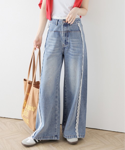 AMELY(エミリー)の「レースデザインワイドデニムパンツ(デニムパンツ・レディース・ライトブルー・M/L)」の1枚目の写真