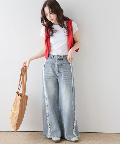AMELY(エミリー)の「レースデザインワイドデニムパンツ(デニムパンツ・レディース・ライトブルー・M/L)」の2枚目の写真