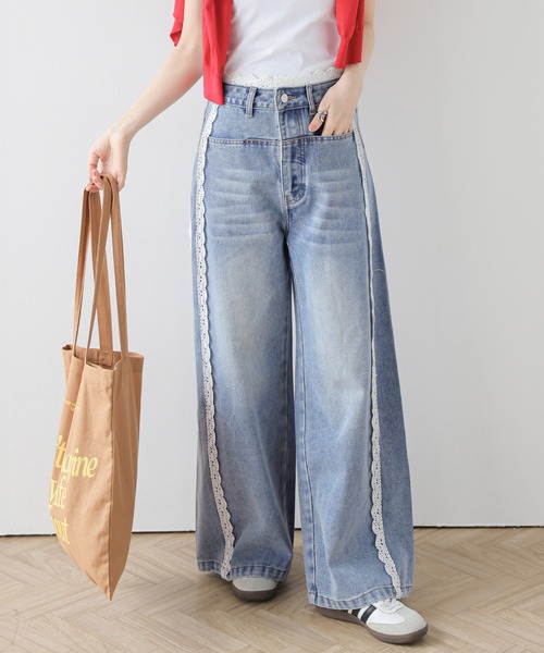 AMELY(エミリー)の「レースデザインワイドデニムパンツ(デニムパンツ・レディース・ライトブルー・M/L)」の3枚目の写真