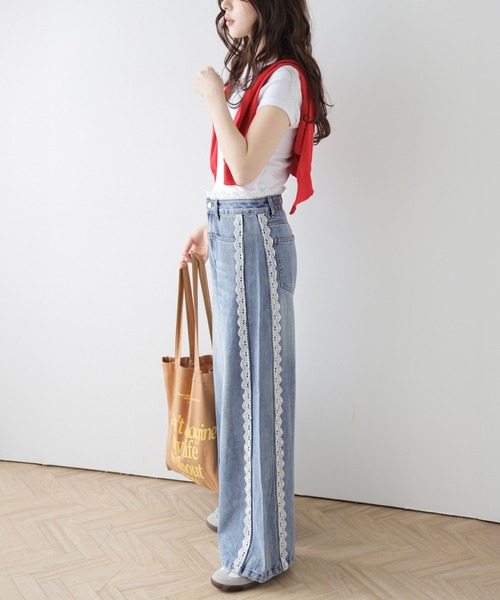 AMELY(エミリー)の「レースデザインワイドデニムパンツ(デニムパンツ・レディース・ライトブルー・M/L)」の5枚目の写真