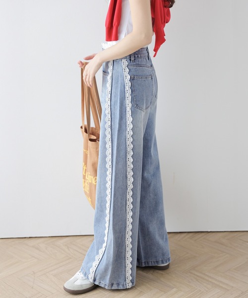 AMELY(エミリー)の「レースデザインワイドデニムパンツ(デニムパンツ・レディース・ライトブルー・M/L)」の6枚目の写真