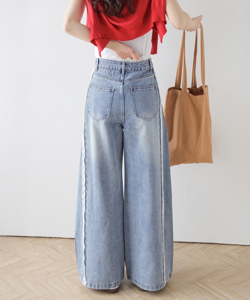 AMELY(エミリー)の「レースデザインワイドデニムパンツ(デニムパンツ・レディース・ライトブルー・M/L)」の7枚目の写真