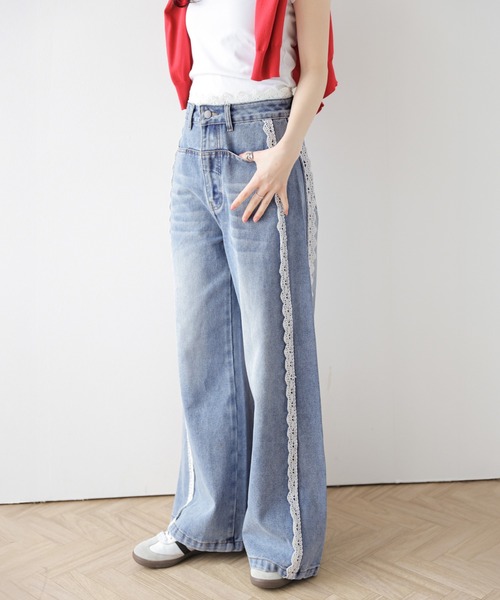 AMELY(エミリー)の「レースデザインワイドデニムパンツ(デニムパンツ・レディース・ライトブルー・M/L)」の8枚目の写真
