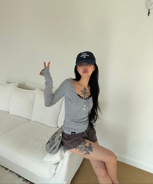 THE MYSTERIOUS HOTEL（ザミステリアスホテル）の「SHIRRING 88 BUTTON SLEEVE [BLUE]（Tシャツ/カットソー・レディース・その他・FREE）」の2枚目の写真