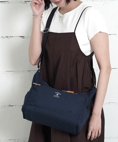 anello（アネロ）の「"02"≪anello GRANDE≫CABIN/キャビン 10ポケット ショルダーバッグ（ショルダーバッグ・レディース・ネイビー/グレイッシュベージュ/ブラック/ダークグレー・ONE SIZE）」の4枚目の写真