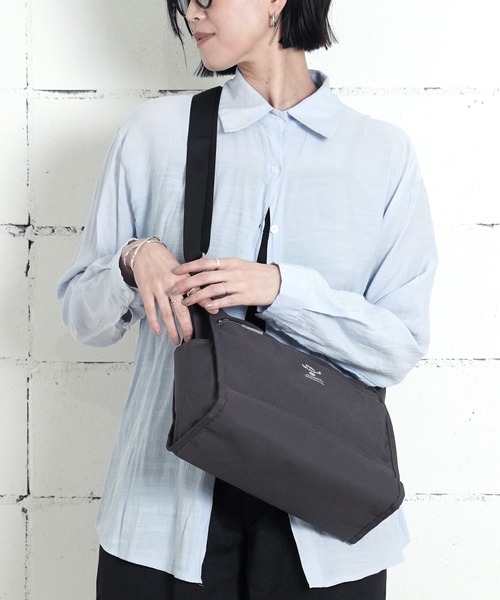 anello（アネロ）の「"02"≪anello GRANDE≫CABIN/キャビン 10ポケット ショルダーバッグ（ショルダーバッグ・レディース・ネイビー/グレイッシュベージュ/ブラック/ダークグレー・ONE SIZE）」の8枚目の写真