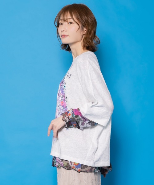 ScoLar(スカラー)の「161647:水彩タッチ花蝶プリントTシャツ(Tシャツ/カットソー・レディース・ブルー/チャコールグレー/オフホワイト・M)」の7枚目の写真