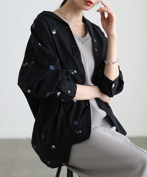 Sawa a la mode(サワアラモード)の「花柄刺繍オープンカラーコットンシャツ(シャツ/ブラウス・レディース・ブラック/オフホワイト・FREE)」の1枚目の写真