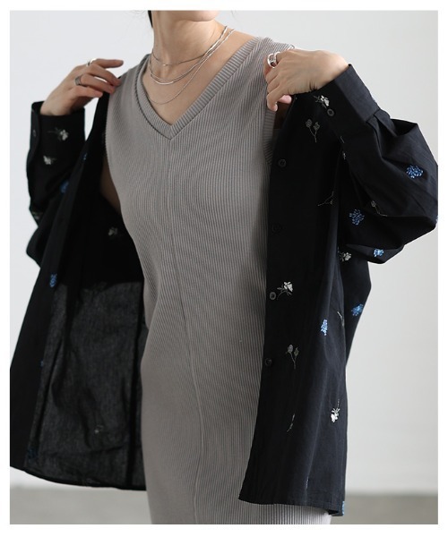 Sawa a la mode(サワアラモード)の「花柄刺繍オープンカラーコットンシャツ(シャツ/ブラウス・レディース・ブラック/オフホワイト・FREE)」の19枚目の写真