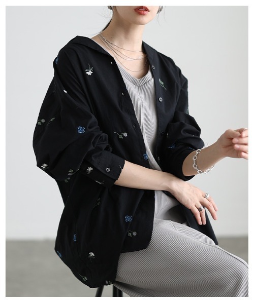 Sawa a la mode(サワアラモード)の「花柄刺繍オープンカラーコットンシャツ(シャツ/ブラウス・レディース・ブラック/オフホワイト・FREE)」の22枚目の写真