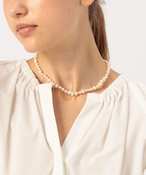 TOMORROWLAND （トゥモローランド）の「PALA HAND END BAROQUE M パールネックレス（ネックレス・レディース・ホワイト系その他・FREE）」の2枚目の写真