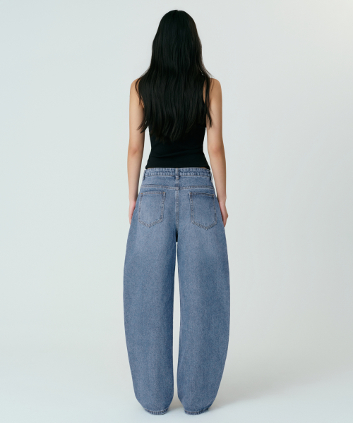 MUSINSA STANDARD WOMAN（ムシンサスタンダードウーマン）の「ウィメンズカーブドデニムパンツ[ライトインディゴ]（デニムパンツ・レディース・その他・30/24/25/26/27/28/29）」の2枚目の写真