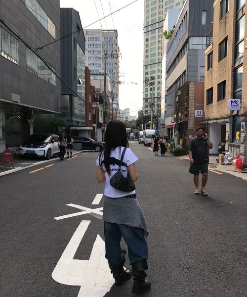 MUSINSA STANDARD WOMAN（ムシンサスタンダードウーマン）の「ウィメンズカーブドデニムパンツ[ライトインディゴ]（デニムパンツ・レディース・その他・30/24/25/26/27/28/29）」の6枚目の写真