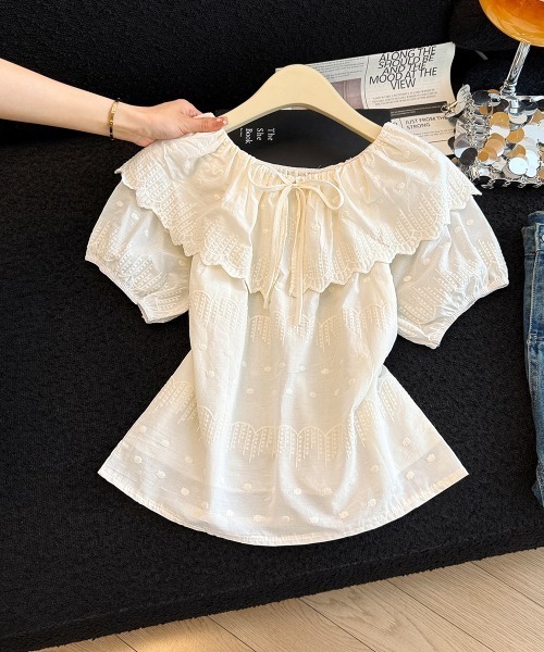 AMAJI(アマジ)の「オフショルダーブラウス フリルカラー 刺繍生地 半袖 ギャザーウエスト トップス(シャツ/ブラウス・レディース・ベージュ・X-LARGE/LARGE/MEDIUM/SMALL)」の1枚目の写真
