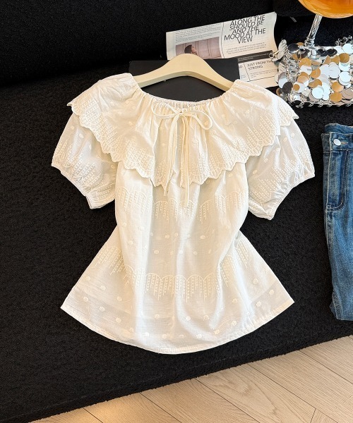 AMAJI(アマジ)の「オフショルダーブラウス フリルカラー 刺繍生地 半袖 ギャザーウエスト トップス(シャツ/ブラウス・レディース・ベージュ・X-LARGE/LARGE/MEDIUM/SMALL)」の2枚目の写真