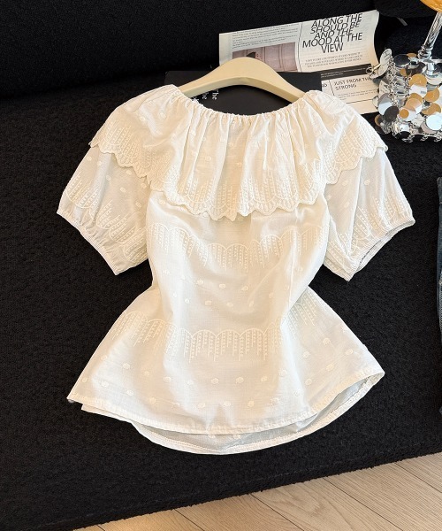 AMAJI(アマジ)の「オフショルダーブラウス フリルカラー 刺繍生地 半袖 ギャザーウエスト トップス(シャツ/ブラウス・レディース・ベージュ・X-LARGE/LARGE/MEDIUM/SMALL)」の3枚目の写真