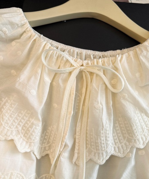 AMAJI(アマジ)の「オフショルダーブラウス フリルカラー 刺繍生地 半袖 ギャザーウエスト トップス(シャツ/ブラウス・レディース・ベージュ・X-LARGE/LARGE/MEDIUM/SMALL)」の4枚目の写真