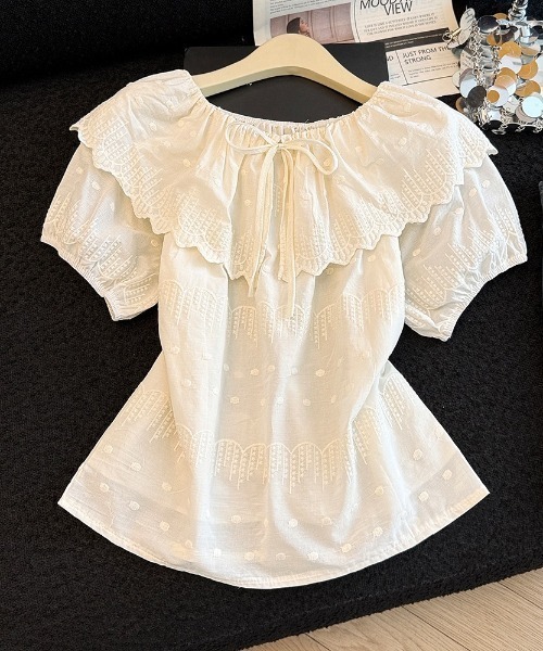 AMAJI(アマジ)の「オフショルダーブラウス フリルカラー 刺繍生地 半袖 ギャザーウエスト トップス(シャツ/ブラウス・レディース・ベージュ・X-LARGE/LARGE/MEDIUM/SMALL)」の5枚目の写真