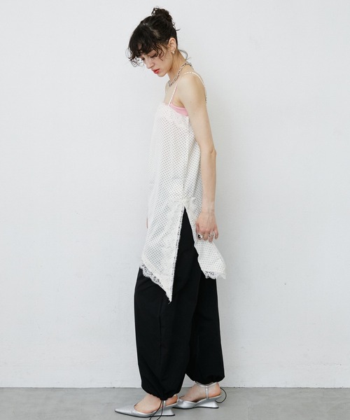 uyu.(ウユ)の「Dot Pattern Asymmetry Lace Camisole Dress/ドット柄アシンメトリーレースキャミワンピース(キャミソール・レディース・ホワイト/ブラック・FREE)」の8枚目の写真