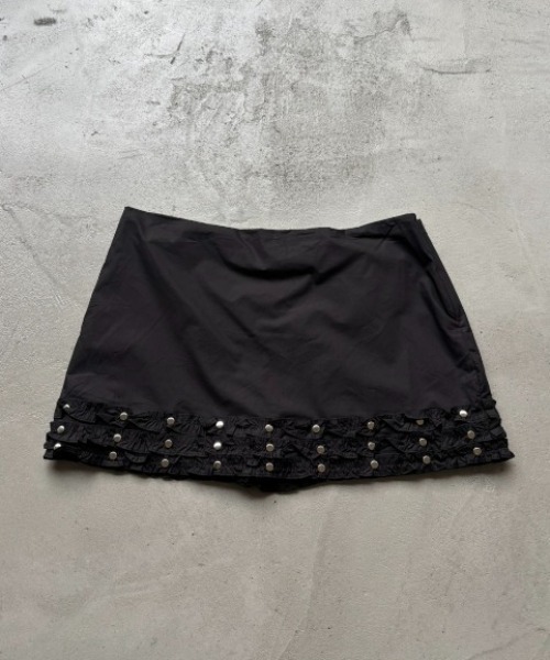 Rohwel(ローウェル)の「Stud Frill Mini Skirt / スタッドフリルミニスカート(スカート・レディース・ブラック/ホワイト・FREE)」の10枚目の写真