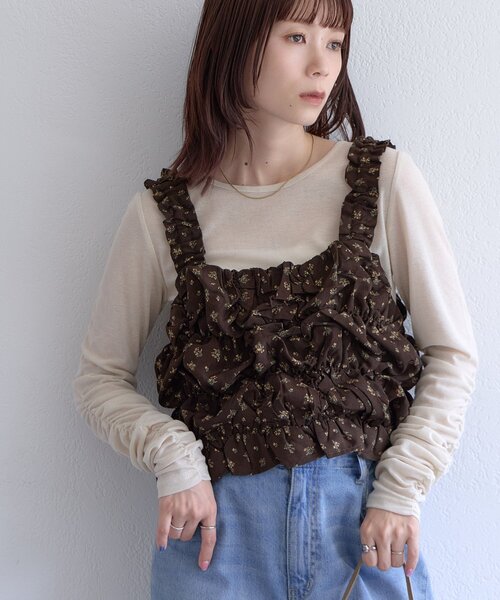 DISCOAT(ディスコート)の「【WEB限定】花柄シャーリングビスチェ(キャミソール・レディース・ブラウン/ブラック・FREE)」の1枚目の写真