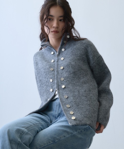 Clum（クルム）の「double button high neck knit jacket / ダブルボタンハイネックニットジャケット（ニット/セーター・レディース・ダークグレー・FREE）」の3枚目の写真